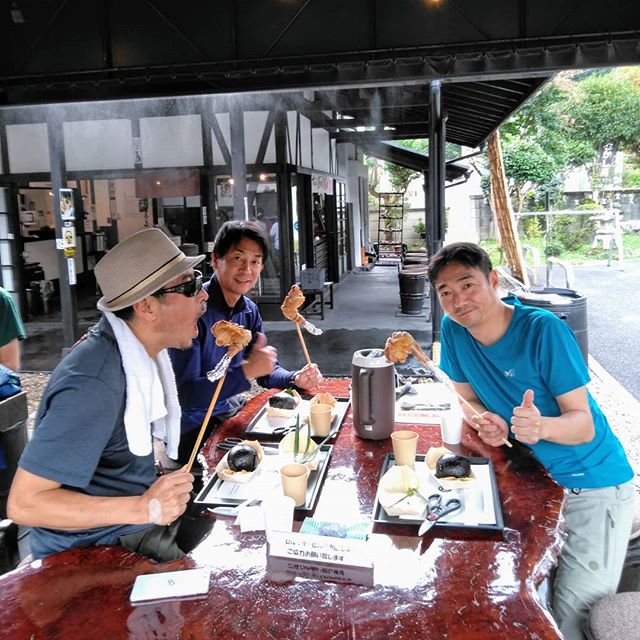 都心からお越しの3名様です東京都の最高峰 #雲取山 に行かれた帰りに、炭鳥ikadaでお昼ごはんにして下さいました🤗むかし鳥の味はいかがでしたかご来店ありがとうございましたhttp://ikadamitake.com営業時間11~17時(夏季)木曜定休(祭日は営業)※むかし鳥、ばくだんは数に限りがございます。１個からお取り置き致します♪Tel.0428-85-8726#炭鳥 #蔵 #筏 #ikada #むかし鳥 #mitake #tokyo #御岳 #御岳山 #御岳山ロックガーデン #武蔵御嶽神社 #多摩川 #御岳渓谷 #御岳ランチ #奥多摩フィッシングセンター #奥多摩 #日原鍾乳洞 #味玉 #バイク #ロードバイク #カヌー #カヤック #リバーSUP #ラフティング #デッドエンド #ペット可