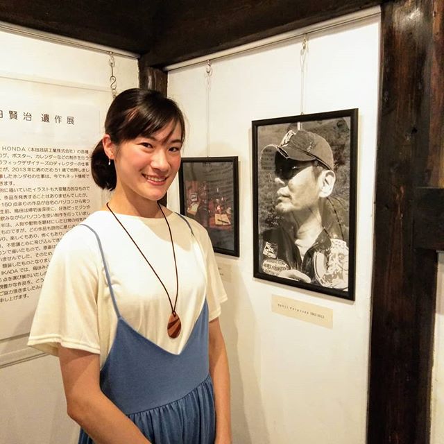 ﻿﻿﻿神奈川県からお越しのお客様です🏞️﻿﻿﻿﻿彼女が「私、烏田賢治の姪なんです今日は蔵の展示の、伯父の作品を見学しに来ました」と仰って、びっくり仰天﻿﻿﻿﻿最近 #己書 (おのれしょ)を描いておられるそうで、そうしているうちに賢治氏の作品が見たくなりネットで検索したところ、炭鳥ikadaがHITしたそうです﻿﻿﻿﻿そんな訳でpicは、6月29日にお越し頂いた賢治氏の弟にあたるお父様と同じ場所・賢治氏のポートレートの横で撮らせてもらったのです﻿﻿﻿﻿何だか、賢治氏が姪御さんの来訪にとても喜んでいる様に見えました﻿﻿﻿﻿ご来店ありがとうございました️﻿﻿http://ikadamitake.com﻿﻿営業時間・4月〜12月 11〜17時﻿﻿1月〜3月 11〜16時﻿﻿金曜定休(祭日は営業)﻿﻿※むかし鳥、ばくだんは数に限りがございます。１個からお取り置き致します♪﻿﻿Tel.0428-85-8726﻿﻿#むかし鳥 #体験型 #炭鳥ikada #ばくだん #mitake #御岳 #御嶽駅 #御岳山 #御岳山ロックガーデン #武蔵御嶽神社 #御岳神社 #御岳渓谷 #御岳ランチ #奥多摩フィッシングセンター #奥多摩 #日原鍾乳洞 #奥多摩湖 #バイク #ロードバイク #サイクリング #カヌー #カヤック #ラフティング #riversup #御岳ボルダー #ペット可