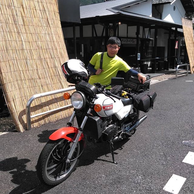 ﻿静岡県浜松市からお越しの、バイク乗りのお客様です🏍️﻿﻿奥多摩の奥、丹波山村にある #かめやグリーンリバーバンガロー に行かれる途中に、テイクアウトでむかし鳥を複数お買い上げ下さいました ﻿﻿なんでも、焚き火で焼けるものを皆で持ち寄るのだそうです﻿﻿愛車は #yamaharz250 です。﻿なんと40年近く前に発売されたバイクで、純正部品にこだわってノーマル仕様なのだとか🤗﻿﻿お帰りの際の後ろ姿が、バイクもかっこよかったです❣️ ﻿﻿ご来店ありがとうございました🏍️﻿http://ikadamitake.com﻿営業時間・4月〜12月 11〜17時﻿1月〜3月 11〜16時﻿金曜定休(祭日は営業)﻿※むかし鳥、ばくだんは数に限りがございます。１個からお取り置き致します♪﻿Tel.0428-85-8726﻿#むかし鳥 #体験型 #炭鳥ikada #ばくだん #mitake #御岳 御嶽駅 #御岳山 #御岳山ロックガーデン #武蔵御嶽神社 #御岳神社 #御岳渓谷 #御岳ランチ #奥多摩フィッシングセンター #奥多摩 #日原鍾乳洞 #奥多摩湖 #バイク #ロードバイク #サイクリング #カヌー #カヤック #ラフティング #riversup #御岳ボルダー #ペット可