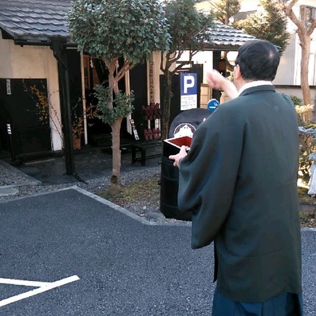 ﻿節分祭(せつぶんさい)の今日は、今年も武蔵御嶽神社の御師さんに、豆まきにお越し頂きました🤗﻿﻿記念に頂いた色紙は、日本画家・杉本洋先生の作品で、アヤメが描かれています﻿﻿蔵の一階に、昨年のカタクリの作品と並べて展示しております﻿﻿http://ikadamitake.com﻿営業時間・1月〜3月 11〜16時﻿4月〜12月 11〜17時﻿金曜定休(祭日は営業)﻿Tel.0428-85-8726﻿#むかし鳥 #体験型 #炭鳥ikada #ばくだん #mitake #御岳 #御嶽駅 #御岳山 #御岳山ロックガーデン #武蔵御嶽神社 #御岳渓谷 #御岳ランチ #青梅ランチ #奥多摩フィッシングセンター #奥多摩 #奥多摩湖 #バイク #ロードバイク #サイクリング #カヌー #カヤック #ラフティング #riversup #御岳ボルダー #ペット可 #節分 #豆まき