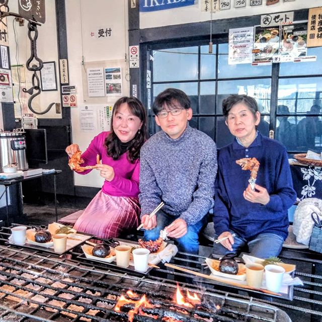 ﻿青梅市内と、神奈川県横浜市からお越しの3名様です﻿﻿昨年11月末に放映された #日本テレビ さんの #ぶらり途中下車の旅 をご覧になったそうで、向かって右のご主人のお母様が市内の方で、横浜からいらした息子さんご夫妻と一緒にお昼ごはんに来て下さいました🥚﻿﻿お母様と息子さんは鶏肉が大好き＆若奥様は、固いお肉が大好きだそうで、それで、当店にいらっしゃるのを楽しみにしていてくれたそうです﻿﻿とてもお気に召して頂けた様で、とっても嬉しかったです🤗﻿﻿ご来店ありがとうございました﻿http://ikadamitake.com﻿営業時間・1月〜3月 11〜16時﻿4月〜12月 11〜17時﻿金曜定休(祭日は営業)﻿Tel.0428-85-8726﻿#むかし鳥 #体験型 #炭鳥ikada #ばくだん #mitake #御岳 #御嶽駅 #御岳山 #御岳山ロックガーデン #武蔵御嶽神社 #御岳神社 #御岳渓谷 #御岳ランチ  #青梅ランチ #奥多摩フィッシングセンター #奥多摩 #奥多摩湖 #バイク #ロードバイク #サイクリング #カヌー #カヤック #ラフティング #riversup #御岳ボルダー #ペット可