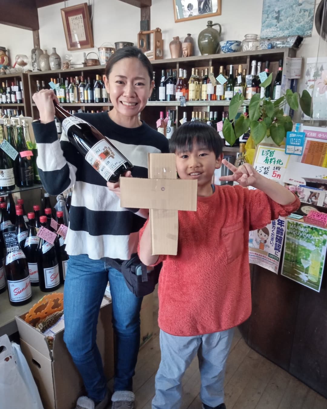 ⁡今年も店主が年末に、山梨県・甲州勝沼にある @katsunuma_daigaen #大雅園 さんに定番ワインを買い付けに行って来ました⁡⁡ぶどう園の跡取り娘でもあり農業大学で醸造学も学ばれた、確かな眼をお持ちの店長さん(隣の男の子は息子さんです)と相談しながら選んだ定番の3種のワインを、来年もぜひ、炭鳥ikadaでお楽しみ下さい🤗⁡⁡※2枚目は、道中柳沢峠からの富士山です⁡⁡http://ikadamitake.com営業時間・1月〜3月 11〜16時4月〜12月 11〜17時金曜定休(祭日は営業)Tel.0428-85-8726#むかし鳥 #体験型 #炭鳥ikada #ばくだん #mitake #御岳 #御嶽駅 #秩父多摩甲斐国立公園 #御岳山 #御岳山ロックガーデン #武蔵御嶽神社 #御岳渓谷 #御岳ランチ #奥多摩フィッシングセンター #奥多摩 #奥多摩湖 #日原鍾乳洞 #バイク #ロードバイク #サイクリング #カヌー #カヤック #ラフティング #riversup #クライミング #ペット可 #nocovid19 #甲州勝沼 #甲州ワイン